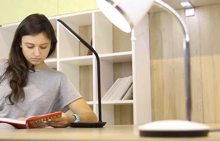яка настільна лампа краще для очей